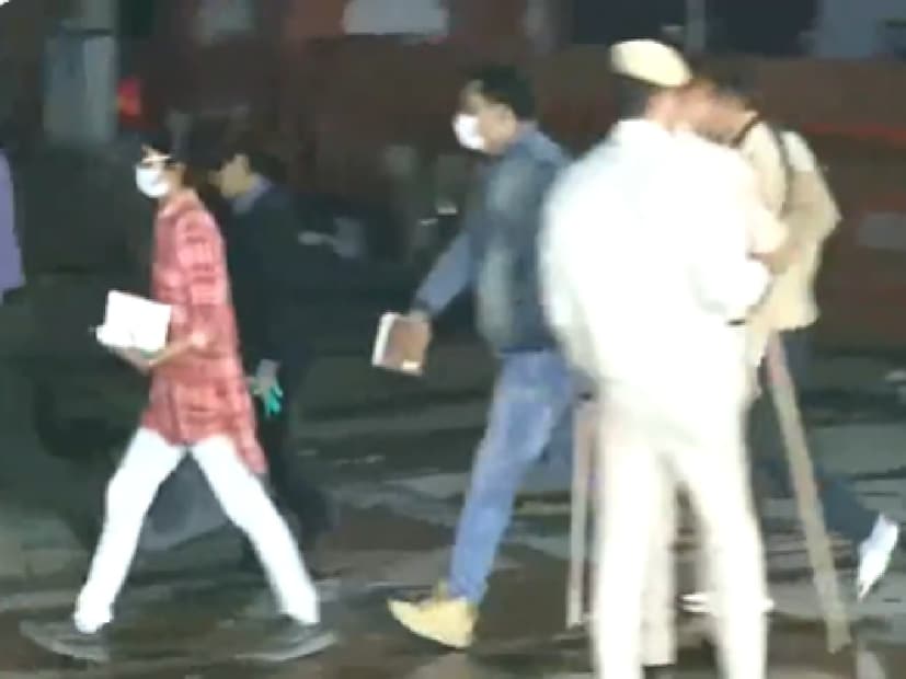 দিল্লির লালকেল্লার সামনে গাড়িতে বিস্ফোরণের ঘটনায় এনআইএ তদন্তের নির্দেশ দিয়েছে কেন্দ্রীয় স্বরাষ্ট্রমন্ত্রক। তদন্তভার হাতে পাওয়া পরেই জাতীয় তদন্তকারী সংস্থা (এনআইএ) দল ঘটনাস্থলে পৌঁছয়। (ছবি সৌজন্যে PTI)