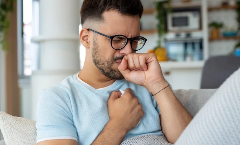 শুকনো কাশি এবং গলা চুলকানোর প্রতিকার: শুকনো কাশি হল শ্লেষ্মা ছাড়াই কাশি। এটি প্রদাহ, হালকা চুলকানি এবং শ্বাসনালীতে জ্বালাপোড়ার কারণে হয়। এটি সাধারণত অ্যালার্জি, হাঁপানি এবং অ্যাসিড রিফ্লাক্সের কারণে হয়। আপনি যদি দিল্লি-এনসিআরের মতো তীব্র দূষিত এলাকায় থাকেন, তাহলে আপনার ঝুঁকি বেশি হতে পারে।সাধারণত দেখা যায় যে, শুষ্ক কাশি শ্লেষ্মাযুক্ত কাশির তুলনায় বেশি বিরক্তিকর এবং দীর্ঘস্থায়ী। তাছাড়া, শুষ্ক কাশির আরেকটি বৈশিষ্ট্য হল, রাতে ঘুমানোর সময় এগুলো বেশি দেখা যায়। তাই, যদি আপনি বেশ কয়েকদিন ধরে শুকনো কাশিতে ভুগছেন, তাহলে এই আয়ুর্বেদিক প্রতিকারটি আপনার জন্য একটি ঔষধ হিসেবে প্রমাণিত হতে পারে।