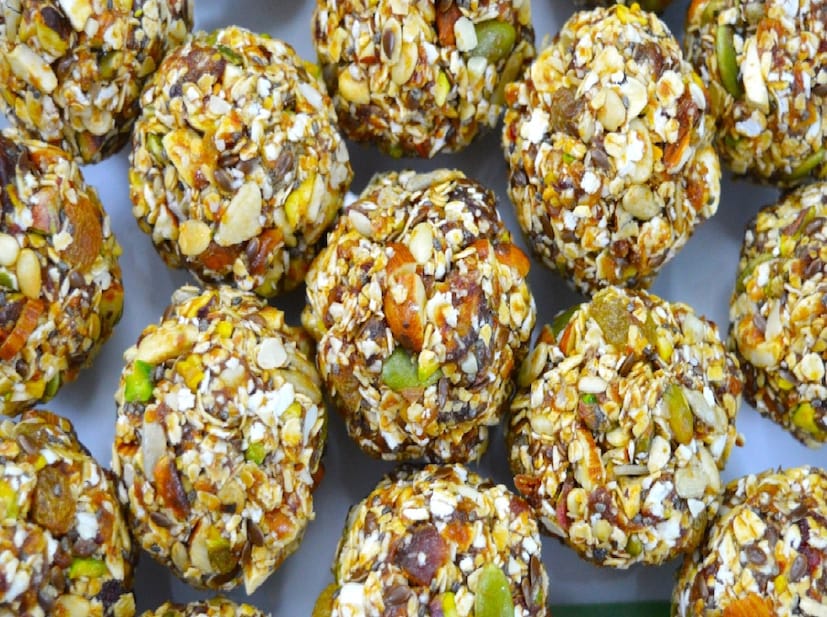 কালো তিলে রয়েছে ক্যালশিয়াম এবং ফোলেট যা ত্বক উজ্জ্বল করতে সাহায্য করে। পিগমেন্টশন কমিয়ে ত্বক ঝকঝকে করে তুলতে সাহায্য করে এই খনিজগুলি। কোলাজেনের মাত্রাবৃদ্ধিতেও তা সহায়ক।