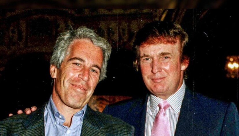 মার্কিন যুক্তরাষ্ট্র থেকে বড় খবর এসেছে। দোষী সাব্যস্ত যৌন অপরাধী জেফ্রি এপস্টাইনের মামলায় অবশেষে নতি স্বীকার করেছেন মার্কিন প্রেসিডেন্ট ডোনাল্ড ট্রাম্প। ট্রাম্প এমন একটি আইনে স্বাক্ষর করেছেন যা তাঁর প্রশাসনকে জেফ্রি এপস্টাইন সম্পর্কিত সমস্ত সরকারি ফাইল জনসমক্ষে প্রকাশ করতে বাধ্য করে। 