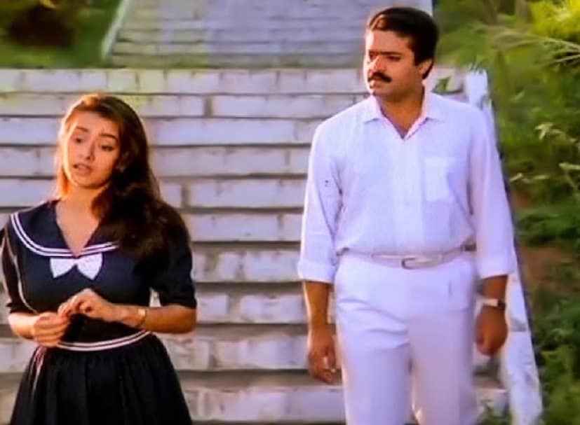 সেই অভিনেত্রীর নাম অমলা আক্কিনেনি। 'এন্তে সূর্যপুত্রিক' সিনেমায় নায়িকার ভূমিকায় অভিনয় করা মেয়েটিকে দেখে অনেক দর্শক ভ্রু কুঁচকেছিলেন। অমলা আক্কিনেনি মায়া বিনোদিনীর চরিত্রে অভিনয় করেছিলেন একজন মেয়ের চরিত্রে যে নিজের অধিকারে খুবই আত্মবিশ্বাসী ছিল। অমলা শ্রীবিদ্যার চরিত্র বসুন্ধরা দেবীর মেয়ের চরিত্রে অভিনয় করেছিলেন। 'এন্তে সূর্যপুত্রিক' এমন একটি ছবি ছিল যেখানে একজন তরুণীর মানসিক দ্বন্দ্ব এবং জীবনকে তুলে ধরা হয়েছিল, যে তার বাবা এবং মা কে তা না জেনেই বড় হতে হয়েছিল।