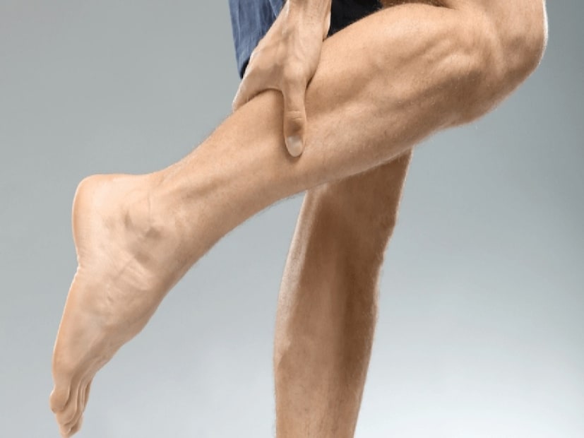 এমন একটি চেয়ারে বসতে হবে, যাতে পা দু’টি পুরোপুরি মেঝে ছুঁয়ে থাকে। দাঁড়িয়ে যে ভাবে পা তুলতে হয়, এখানেও সে ভাবেই পা দু’টি তুলতে হবে, আবার নামাতে হবে।