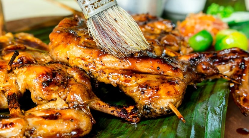 Inasal na Manok-- পশ্চিম ভিসায়াসে উৎপত্তি, এই ক্লাসিক আমিষ খাবারটি মূলত ফিলিপিনসের। এই খাবারটিতে ভিনেগার এবং রসুন, আদা এবং লেমনগ্রাসের মতো অসংখ্য মশলার মিশ্রণে ম্যারিনেট করা বিভিন্ন মুরগির টুকরো ব্যবহার করা হয়। মাংসে অ্যানাটো-ইনফিউজড তেল মাখানো হয়, যা সোনালী রঙ এবং মরিচের স্বাদ প্রদান করে। (Image-Canva)