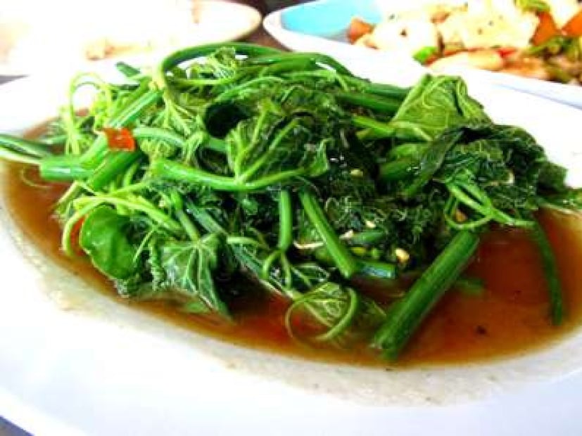 সেই ঠাকুমা-দিদিমাদের আমল থেকেই পেটের যে কোনও সমস্যায় লাউ ডাঁটার ঝোল রেঁধে খাওয়ানো হত। জ্বর হলেও লাউ ডাঁটার ঝোল আবার পেট খাবার বা ডায়রিয়া হলেও সেই ডাঁটা। বলা হত এতে মুখে যেমন রুচি ফেরে তেমনই শরীর পুষ্টি পায়। রোগ প্রতিরোধক ক্ষমতা বাড়ে।