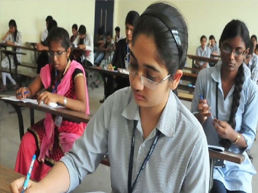 স্থায়ী বাসিন্দার প্রমাণপত্র।পরিবারের বার্ষিক আয়ের সার্টিফিকেট।
নিজের পরিচয়পত্র হিসেবে আধার কার্ড কিংবা ভোটার আইডি কার্ড।
আগের ক্লাসের মার্কশিট এবং বর্তমান অ্যাডমিশনের রিসিভ কপি।