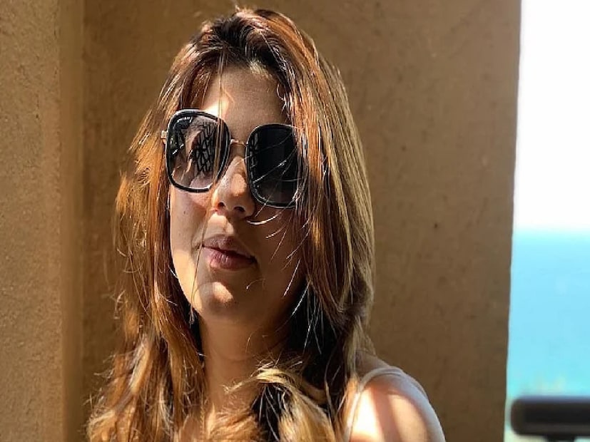 অনবরত পরামর্শ দেওয়ার জন্য বড় অঙ্কের পারিশ্রমিকও পান পূজা। বছরে ৭ থেকে ৯ কোটি টাকা আয় করেন তিনি। জানা যায়, পূজার উপরে সম্পূর্ণ ভাবে নির্ভর করেন শাহরুখ। তাই তাঁর ছবি মুক্তির তারিখ, প্রেক্ষাগৃহ সংক্রান্ত বিষয়ও পূজা দেখাশোনা করেন।