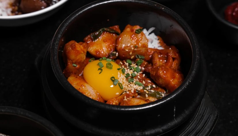 Dak Galbi- দক্ষিণ কোরিয়ার এই ধরণের ভাজা মুরগি একটি সাধারণ খাবার যা বড় ঢালাই-লোহার তাওয়ায় রান্না করা হয়। এই খাবারের সাধারণ উপাদানগুলির মধ্যে রয়েছে বাঁধাকপি, বিভিন্ন ধরণের মুরগির টুকরো, তেওক রাইস কেক, কাঁচা মরিচ, গাজর এবং মিষ্টি আলু। ডাক গালবিতে পেরিলা পাতা মিশ্রিত করা হয়।(Image-Canva)