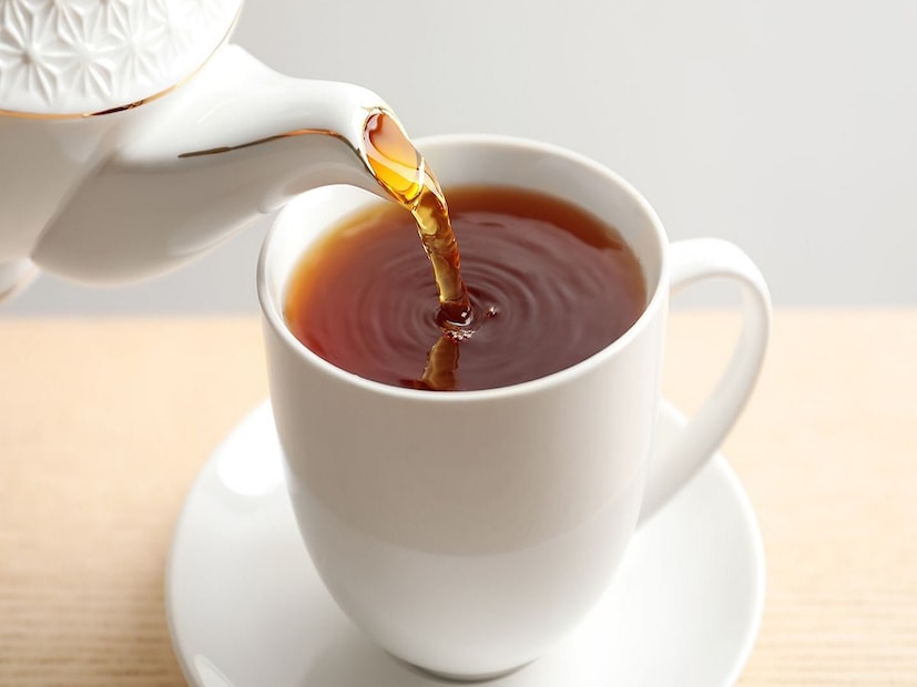 সকালে ঘুম থেকে উঠে হোক কিংবা বিকেলে, এক কাপ চা না হলে যেন চলেই না। অনেকে তো আবার ঘন ঘন চা পান করেন। আবার কাজের ফাঁকে ক্লান্তি দূর করতে চা ছাড়া আমাদের গতি নেই। চা বড্ড প্রিয় ভারত ও বহু বিদেশে। (Disclaimer: এই প্রতিবেদনটি কেবলমাত্র সাধারণ তথ্যের জন্য, তাই বিস্তারিত জানতে হলে সর্বদা বিশেষজ্ঞের পরামর্শ নিন।) সকালে ঘুম থেকে উঠে হোক কিংবা বিকেলে, এক কাপ চা না হলে যেন চলেই না। অনেকে তো আবার ঘন ঘন চা পান করেন। আবার কাজের ফাঁকে ক্লান্তি দূর করতে চা ছাড়া আমাদের গতি নেই। চা বড্ড প্রিয় ভারত ও বহু বিদেশে। (Disclaimer: এই প্রতিবেদনটি কেবলমাত্র সাধারণ তথ্যের জন্য, তাই বিস্তারিত জানতে হলে সর্বদা বিশেষজ্ঞের পরামর্শ নিন।)