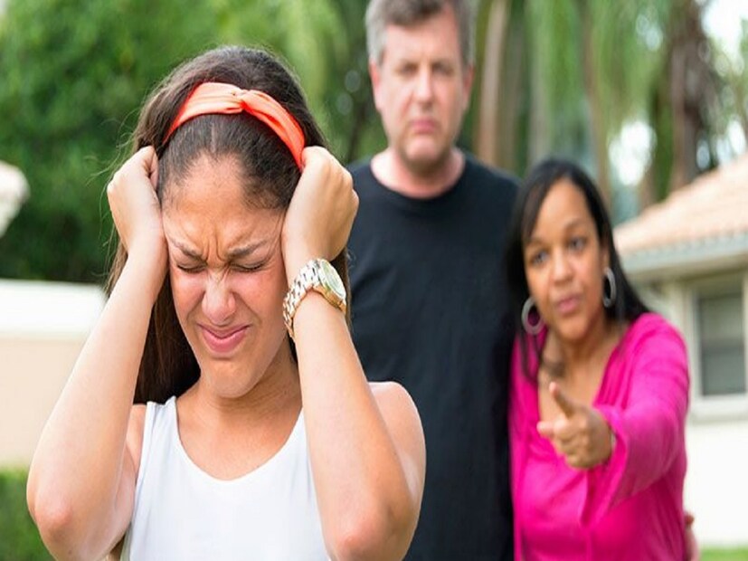 শিশুরা অভিভাবকদের থেকেই সবচেয়ে বেশি শেখে। তাই পারিবারিক নানা কারণে বানিয়ে বলা, মিথ্যা এড়িয়ে চলুন। মিথ্যা বলা কতটা খারাপ কিংবা আপনাদের বাড়ির সকল সদস্যরা এই মিথ্যা বলাকে কতটা ঘৃণা করেন এমন একটা স্পষ্ট ধারণা দিন। (প্রতীকী ছবি)