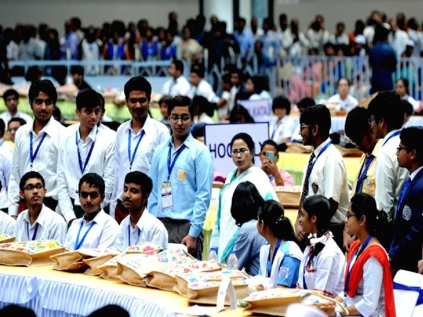 কারণ, রাজ্য সরকারের তরফ থেকে চালু করা ফ্রি-শিপ স্কলারশিপে আবারও আবেদন শুরু হয়েছে। এই স্কলারশিপের আওতায় ছাত্রছাত্রীরা ইঞ্জিনিয়ারিং বা ফার্মেসির মতো ব্যয়বহুল কোর্সে ভর্তি হতে তো পারবেই, পাশাপাশি ফ্রি টিউশনের ব্যবস্থাও করে দেওয়া হবে। তবে কারা আবেদন করতে পারবে, কীভাবে আবেদন করবে, কী কী যোগ্যতা লাগবে জানুন।