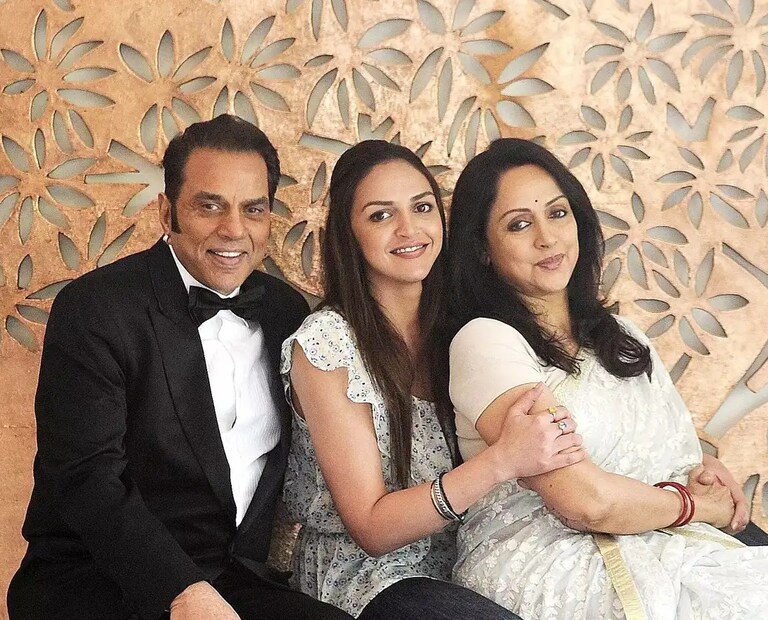 এষা দেওল ভরত তখতানির সঙ্গে বিবাহ বন্ধনে আবদ্ধ হন, কিন্তু পরে তাদের বিবাহবিচ্ছেদ ঘটে। তাঁদের দুটি কন্যা রয়েছে। অহনার স্বামীর নাম বৈভব বোহরা। তাঁদের তিনটি সন্তান রয়েছে: দুটি যমজ কন্যা এবং একটি পুত্র। সব মিলিয়ে ধর্মেন্দ্রের মোট ১৩ জন নাতি-নাতনি রয়েছে, বৃহত্তর এই পরিবারের সুখে কোনও আঁচ নায়ক কখনই পড়তে দেন না।