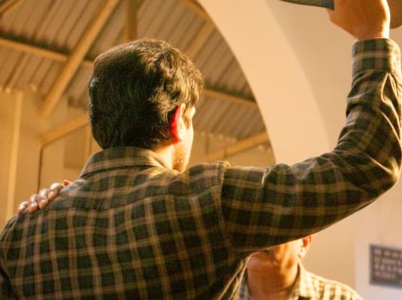 সত্য ঘটনা অবলম্বনে নির্মিত সিনেমা যেন সেই সত্যি ঘটনাকেও ছাপিয়ে মানুষের মনে জায়গা করে নিয়েছিল৷ মানুষের জীবনের অংশ হয়ে ওঠে। প্রায় দুই বছর আগে মুক্তিপ্রাপ্ত এমনই একটি সিনেমার গল্প এতটাই আকর্ষণীয় যে প্রত্যাখ্যানের মুখোমুখি হওয়ার পরেও, পরিচালক দমে যাননি। সর্বোপরি, তিনি এমন একটি চলচ্চিত্র তৈরি করেছিলেন যা হৃদয় থেকে সত্য ছিল। (AI generated image) সত্য ঘটনা অবলম্বনে নির্মিত সিনেমা যেন সেই সত্যি ঘটনাকেও ছাপিয়ে মানুষের মনে জায়গা করে নিয়েছিল৷ মানুষের জীবনের অংশ হয়ে ওঠে। প্রায় দুই বছর আগে মুক্তিপ্রাপ্ত এমনই একটি সিনেমার গল্প এতটাই আকর্ষণীয় যে প্রত্যাখ্যানের মুখোমুখি হওয়ার পরেও, পরিচালক দমে যাননি। সর্বোপরি, তিনি এমন একটি চলচ্চিত্র তৈরি করেছিলেন যা হৃদয় থেকে সত্য ছিল। (AI generated image)