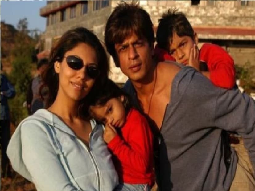 শাহরুখও পকেটে ১০ হাজার টাকা নিয়ে চলে আসেন গৌরীর মন ভোলাতে। সেই টাকা আবার দিয়েছিলেন গৌরীর মা। কিন্তু গৌরীকে কিছুতেই খুঁজে পাচ্ছিলেন না শাহরুখ ও তাঁর বন্ধুরা। আচমকাই সমুদ্রতটে দু’জনের দেখা হয়। দু’জনেই কেঁদে ফেলেন। বুঝতে পারেন ভালবাসার গভীরতা। এর পরেই ঠিক করেন পঞ্জাবি পরিবারের মেয়ে গৌরী ছিব্বড়কে বিয়ে করবেন শাহরুখ খান।