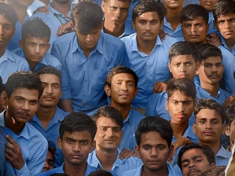 ছবিটি কেবল দর্শকদের মন জয় করেনি, বরং প্রধান অভিনেতাকে জাতীয় পুরষ্কারও এনে দিয়েছে। বিধু বিনোদ চোপড়ার '12th Fail ' সিনেমা, যেখানে বিক্রান্ত ম্যাসি প্রধান চরিত্রে অভিনয় করেছিলেন, যিনি অসাধারণ অভিনয় করেন। কিন্তু ছবিটি সিনেমা হলে রিলিজ করলে মুখ থুবড়ে পড়ে৷ পরে ছবিটি ওটিটি-তে আসলে অনেকে দেখেন৷(ছবির ক্রেডিট: IMDb)