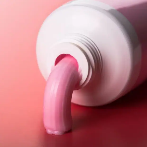 টুথপেস্ট: ফ্রিজের খারাপ রাবার পরিষ্কার করার জন্য আপনি টুথপেস্ট ব্যবহার করতে পারেন। টুথপেস্ট দিয়ে কোনও প্রচেষ্টা ছাড়াই দ্রুত রাবারটি পরিষ্কার করে নেওয়া যায়।