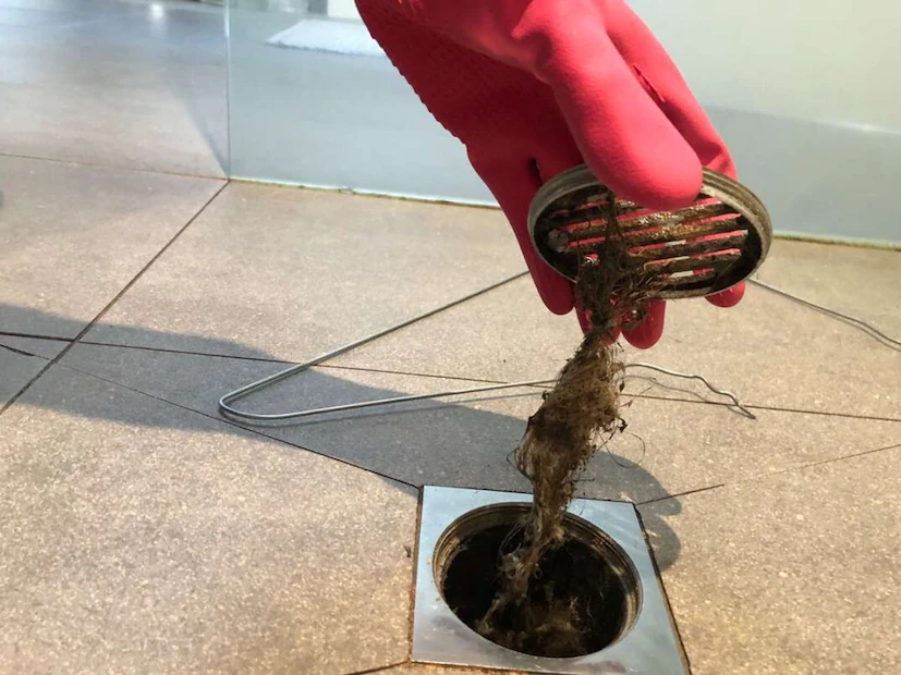 এইরকম সমস্যা হলে আপনিও নিশ্চই ডাইরি খুলে বসে প্লাম্বারদের নম্বর খোঁজেন? কিন্তু জানেন কী কিছু খুব সহজ কৌশল ব্যবহার করে বাথরুমে জমে থাকা জল সহজেই দূর করা যায় মাত্র কয়েক মিনিটের মধ্যে। ট্রাই করলেই ম্যাজিকের মতো পরিষ্কার হয়ে যাবে নালি আবার জল যেতে শুরু করবে আগের মতো।