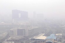 ক্রমেই বিষিয়ে উঠছে বাতাস! দিল্লিতে সন্তানদের স্কুলে পাঠাতে পারছেন না মায়েরা!