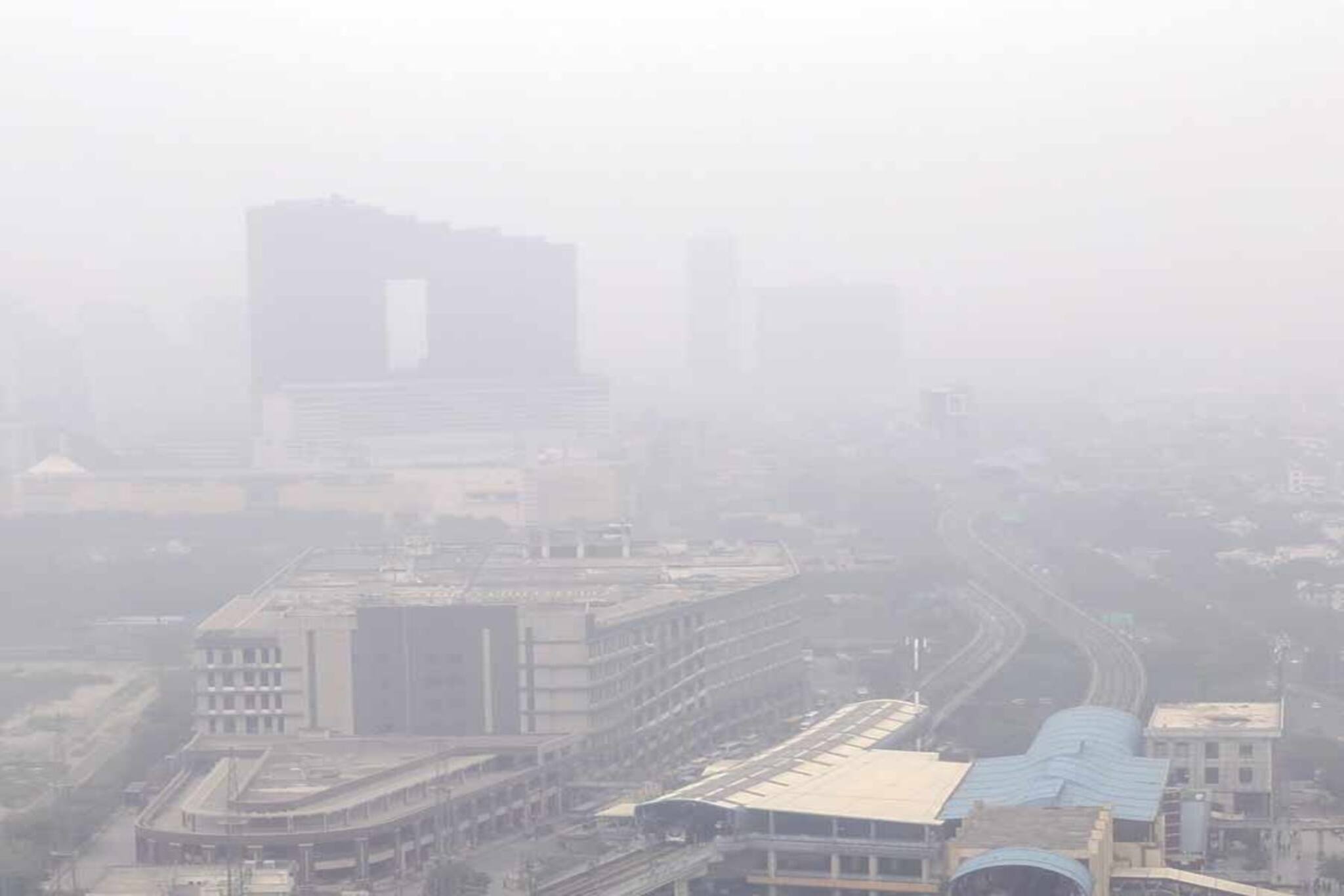 ক্রমেই বিষিয়ে উঠছে বাতাস! দিল্লিতে সন্তানদের স্কুলে পাঠাতে পারছেন না মায়েরা!