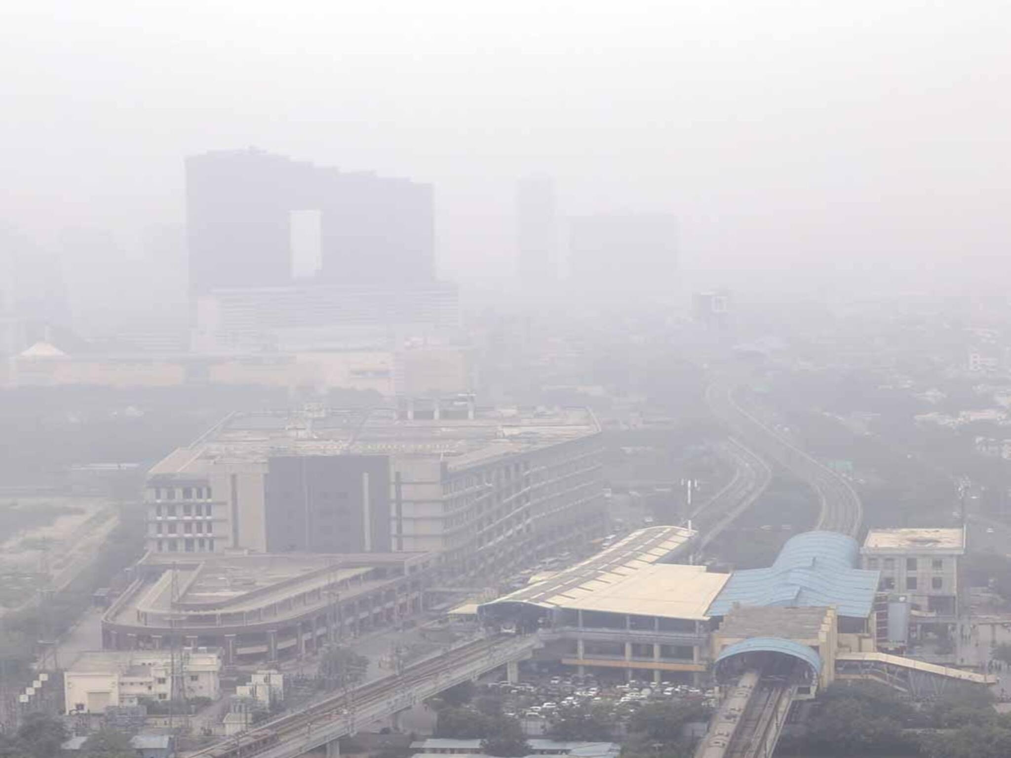 ক্রমেই বিষিয়ে উঠছে বাতাস! দিল্লিতে সন্তানদের স্কুলে পাঠাতে পারছেন না মায়েরা! সরকারের হস্তক্ষেপের দাবি