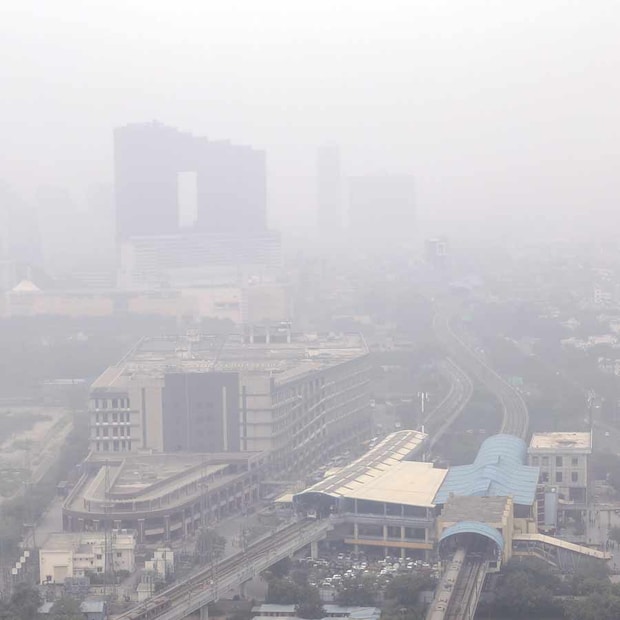 প্যানেল অনুসারে, সকাল ১০টায় দিল্লির ঘণ্টায় গড় AQI ছিল ৩৯১। কিন্তু বিকেল ৪টায় তা ৩৭০, বিকেল ৫টায় আরও ৩৬৫-এ পৌঁছয়। বাতাসের দূষণ কীভাবে কমানো যায়, তা নিয়ে চিন্তায় দিল্লির সরকার। সরকারি কাজের সময় বদলে সকাল সাড়ে ৯টা থেকে সন্ধ্যা ৬টা পর্যন্ত করা হয়েছে।