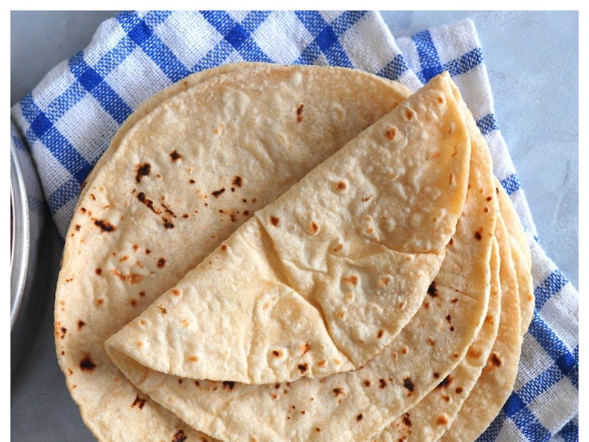 *রুটিঃ প্রতিদিনের স্বাস্থ্যকর খাবারের তালিকায় বেশিরভাগ ভারতীয় বাড়িতে রুটি খাওয়ার চল রয়েছে। সকাল বা সন্ধ্যায় রুটি খাওয়া খুবই সাধারণ। এটি হালকা, হজম করা সহজ এবং শক্তিবর্ধক খাবার। কিন্তু রুটি তৈরির সময় কিছু ছোট ছোট ভুল খাবারের মান নষ্ট করতে পারে। সঠিক পদ্ধতিতে তৈরি করলে রুটি স্বাস্থ্যের জন্য ভাল উৎস হয়ে ওঠে।