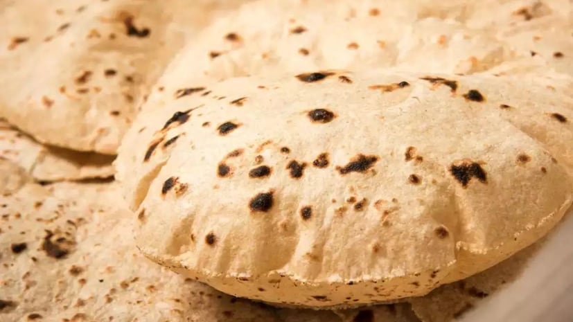 *রুটি খায় না এমন মানুষের সংখ্যা খুবই কম, কারণ সাধারণত প্রায় প্রতিটি ঘরেই প্রতিদিন রুটি তৈরি হয়। কিন্তু রুটি তৈরির সময় কিছু ভুল হয়, এই ভুলের কারণে রুটি ভাল হয় না। তাই, যদি রুটি বানাতে চান, তাহলে এই ভুলগুলো করবেন না! যদি করেন, তাহলে অবশ্যই সেই রুটি ভাল হবেনা। জানেন কী রুটি তৈরিতে কোন কোন সাধারণ ভুলগুলো করা উচিত নয়?