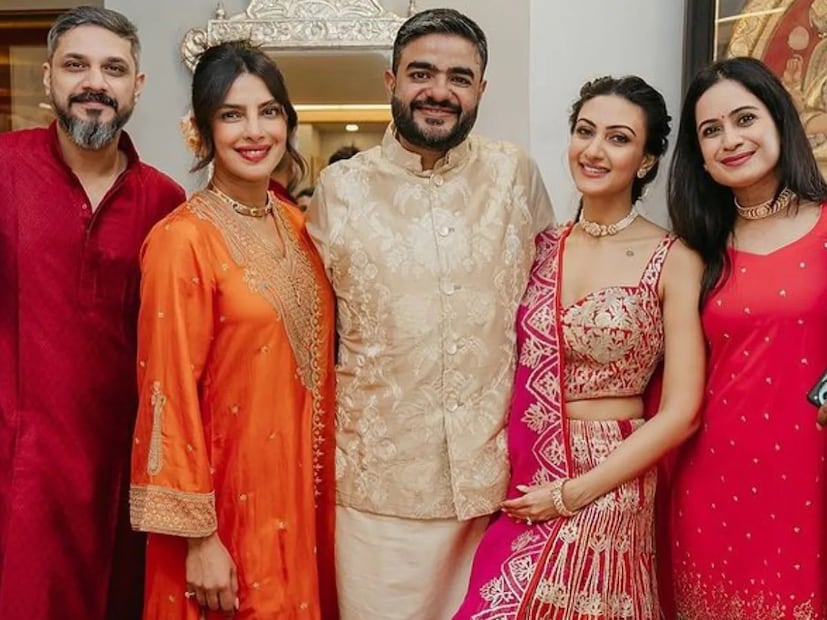 *প্রিয়াঙ্কা চোপড়া এবং সিদ্ধার্থ চোপড়া: গ্লোবাল তারকা প্রিয়াঙ্কা চোপড়ার ভাই সিদ্ধার্থ চোপড়া একজন প্রশিক্ষিত শেফ যিনি সুইজারল্যান্ডে রন্ধনশিল্প বিষয়ে পড়াশোনা করেছেন। যদিও জনসাধারণের নজরে না থাকলেও, তিনি তার নিজস্ব পেশাদার পথ অনুসরণ করে চলেছেন।