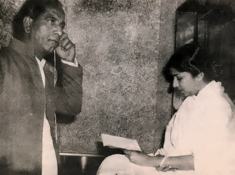 ১৯৬২ সালে, চলচ্চিত্র নির্মাতা কামাল আমরোহি মীনা কুমারী অভিনীত পাকিজা-এর জন্য সঙ্গীত রচনা করার জন্য গুলাম মহম্মদের সঙ্গে যোগাযোগ করেন। গোলাম এই প্রকল্পে তার সবকিছু নিবেদিত করেন, এত বেশি গান রচনা করেন যে আমরোহিকে চূড়ান্ত সম্পাদনা থেকে তিনটি গান বাদ দিতে হয়। কিন্তু আমরোহি এবং কুমারীর মধ্যে ব্যক্তিগত এবং পেশাদার দ্বন্দ্বের কারণে ছবিটির মুক্তি বিলম্বিত হয়।