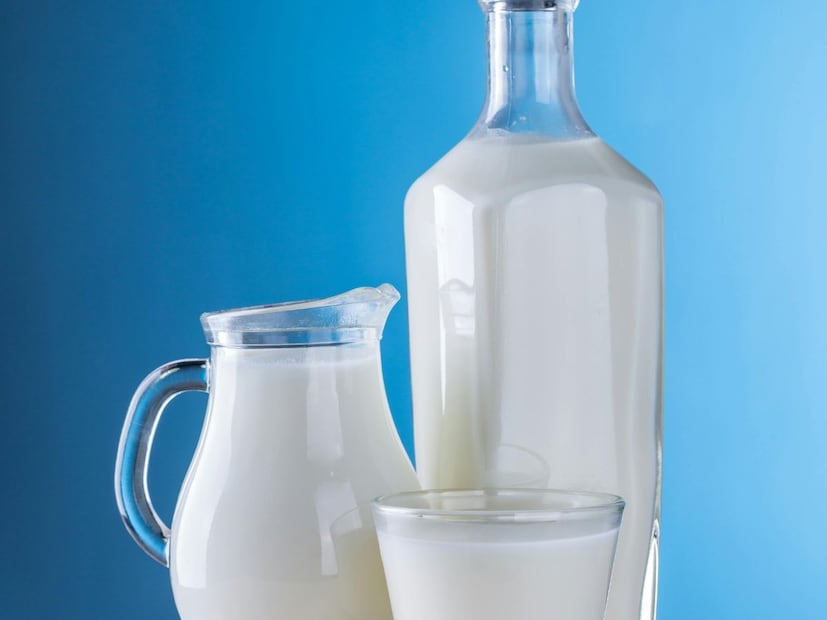 *দুধের সঙ্গে ঢেঁড়স খাওয়া এড়িয়ে চলুনঃ দুধ এবং ঢেঁড়স একসঙ্গে খাওয়া হজমের জন্য ক্ষতিকারক হতে পারে। ঢেঁড়সে অক্সালেট থাকে, যা দুধে থাকা ক্যালসিয়ামের সঙ্গে মিলিত হলে কিডনিতে পাথর তৈরির ঝুঁকি বাড়তে পারে। আয়ুর্বেদ ঠান্ডা সবজির সঙ্গে দুধের মতো ভারী খাবার এড়িয়ে চলার পরামর্শও দেয়। যদি আপনি ঢেঁড়স খাচ্ছেন, তাহলে কমপক্ষে ২-৩ ঘন্টা পরে দুধ পান করতে পারেন।