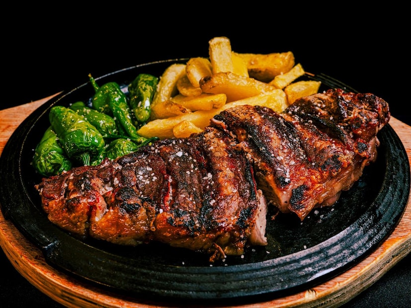 *রেড মিটের সঙ্গে ঢেঁড়সঃ রেড মিট নিজেই একটি ভারী খাবার এবং হজম হতে সময় লাগে। ঢেঁড়স দিয়ে রেড মিট খাওয়া পেটের উপর অতিরিক্ত চাপ সৃষ্টি করে এবং বিষাক্ত প্রতিক্রিয়া সৃষ্টি করতে পারে। এই মিশ্রণ লিভার এবং পাচনতন্ত্র উভয়ের জন্যই ক্ষতিকারক। একই খাবারে ঢেঁড়স এবং মাংস খাওয়া এড়িয়ে চলাই ভাল।