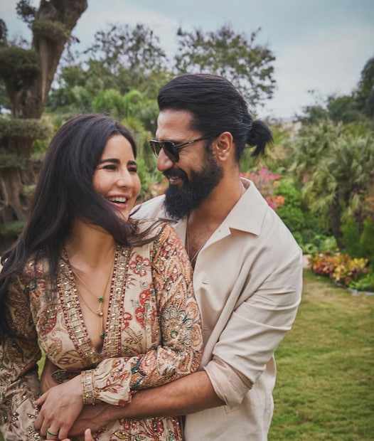 ক্যাটরিনা একটি বড় আকারের সাদা শার্ট এবং ঢিলেঢালা প্যান্ট পরেছিলেন এবং তাঁর সাবধানে হাঁটার ফলে ভক্তরা আলোচনা করা শুরু করেন। 