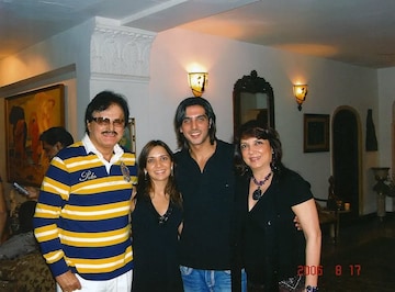 বিদায়! প্রাক্তন শাশুড়ির শেষ যাত্রায় প্রেমিকাকে নিয়ে এসেছিলেন হৃত্বিক রোশন... বিদায়! প্রাক্তন শাশুড়ির শেষ যাত্রায় প্রেমিকাকে নিয়ে এসেছিলেন হৃত্বিক রোশন...