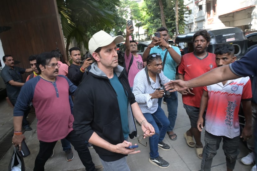 প্রাক্তন শাশুড়িকে শ্রদ্ধা জানাতে এসেছিলেন হৃত্বিক রোশন