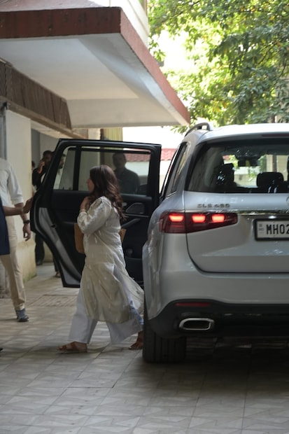 উপস্থিত হন জোয়া আখতারও। 