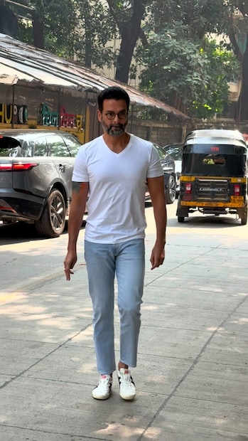 এসেছিলেন রোহিত রায়। প্রসঙ্গত, ১৯৭০ পর্যন্ত অভিনয় এবং মডেলিং করেছেন তিনি।  ‘এক ফুল দো মালি’ ছবিতে দেখা গিয়েছে তাঁকে। জারিন বইও লিখেছেন। প্রেম করেই বিবাহ বন্ধনে আবদ্ধ হন তিনি। তবে এক সময় আচমকাই সমস্ত কিছু থেকে নিজেকে সরিয়ে নেন জারিন খান।