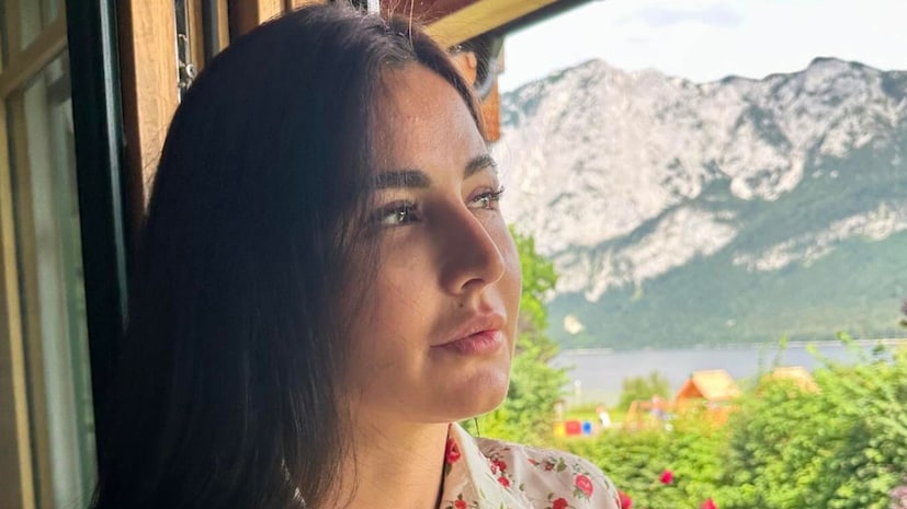 শুক্রবার সকালে সন্তানের জন্ম দিলেন ক্যাটরিনা। খুশির খবর সোশ্যাল মিডিয়ায় সবার সঙ্গে ভাগ করে নিলেন ভিকি ও ক্যাটরিনা।