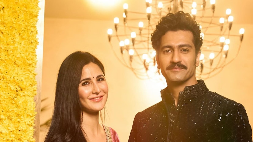 ভিকি এবং ক্যাটরিনা সম্প্রতি প্রেগনেন্সির বিষয়টি নিশ্চিত করলেও তাঁদের সন্তান ধারণের খবর অনেক দিন ধরেই শিরোনামে আসছে। জুলাই মাসে মুম্বইয়ের একটি ফেরি বন্দরে ক্যাটরিনা এবং ভিকির একটি ভিডিও ভাইরাল হওয়ার পর এই গুঞ্জন শুরু হয়।