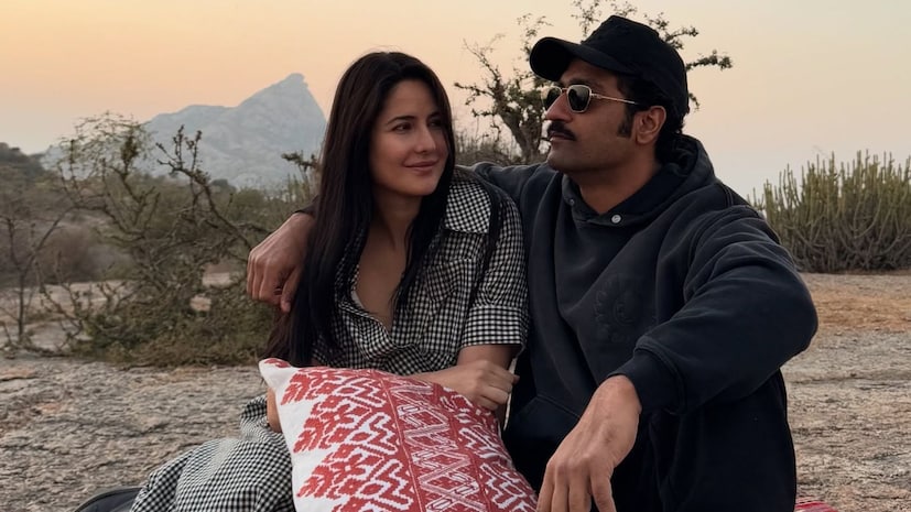 ক্যাটরিনা একটি বড় আকারের সাদা শার্ট এবং ঢিলেঢালা প্যান্ট পরেছিলেন এবং তাঁর সাবধানে হাঁটার ফলে ভক্তরা আলোচনা করা শুরু করেন।