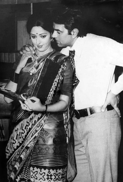 তাদের আইকনিক প্রেমের অনেক কাহিনীর মধ্যে, ১৯৭৫ সালে শোলে ছবির সেট থেকে একটি ঘটনা আলাদাভাবে ফুটে উঠেছিল। বীরু বাসন্তীকে রিভলবার চালানো শেখান এমন একটি দৃশ্যের সময়, ধর্মেন্দ্র হেমার সঙ্গে তার মুহূর্তগুলিকে দীর্ঘায়িত করার জন্য একটি চতুর উপায় খুঁজে পান। (ছবি: ইনস্টাগ্রাম)