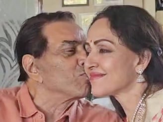 হেমা মালিনীকে বারবার জড়িয়ে ধরার জন্য ঘুষ দিয়েছিলেন ধর্মেন্দ্র, কত টাকা খসেছিল 'বীরু'র