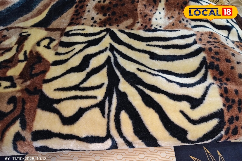 *যদি কম্বল বা লেপ ধোয়া কঠিন হয়, তাহলে তার উপর সামান্য বেকিং সোডা ছিটিয়ে দিন এবং ছড়িয়ে দিন। কয়েক ঘণ্টা পরে এটি ঝাঁকিয়ে নিন। যদি গন্ধ তীব্র হয়, তাহলে এটি সারারাত রেখে দিন। বেকিং সোডা আর্দ্রতা শোষণ করে এবং দুর্গন্ধ দূর করে।