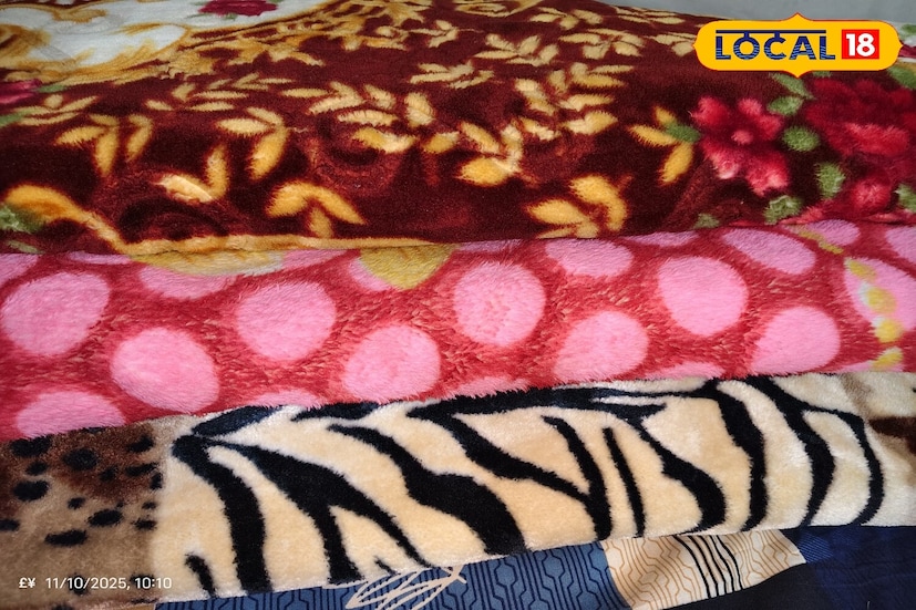 *কম্বল বা লেপ সংরক্ষণ করার সময়, সোফা বা আলমারিতে সুগন্ধযুক্ত থলি, কর্পূর বা নিম পাতা রাখুন। এটি আপনার কম্বল এবং লেপকে আবার দুর্গন্ধ থেকে রক্ষা করবে। এই পদ্ধতিটি প্রাকৃতিক সুবাসও বজায় রাখে। কর্পূর বাতাস থেকে আর্দ্রতা শোষণ করে, ছত্রাকের বৃদ্ধি রোধ করে। নিম পাতা পোকামাকড় দূরে রাখে। সুগন্ধযুক্ত থলি আলমারিটিকে একটি সূক্ষ্ম সুগন্ধে ভরে দেয়, প্রতিবার যখন আপনি আপনার কম্বল বা লেপ বের করেন তখন আপনাকে একটি সতেজ অনুভূতি দেয়।