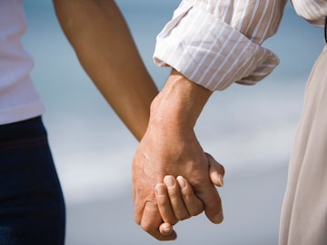 মৃত্যুর পরেও প্রেমিকের হাত ছাড়লেন না প্রেমিক মৃত্যুর পরেও প্রেমিকের হাত ছাড়লেন না প্রেমিক