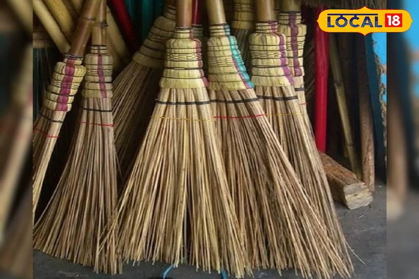 বাস্তুশাস্ত্র অনুসারে, ঝাড়ু কখনই বাড়ির উত্তর-পূর্ব দিকে (ঈশান) রাখা উচিত নয়, কারণ এই দিকটিকে পূজার স্থান হিসাবে বিবেচনা করা হয় এবং সেখানে রাখলে নেতিবাচক প্রভাব পড়তে পারে। তবে, দক্ষিণ দিকে ঝাড়ু রাখা শুভ বলে মনে করা হয়। এটি করলে বাড়িতে সম্পদ ও সমৃদ্ধি বৃদ্ধি পায়, ইতিবাচক শক্তি বজায় থাকে এবং আর্থিক সমস্যা দূর হয় বলে বিশ্বাস করা হয়।