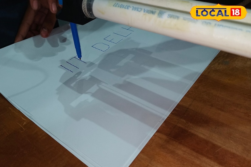 ২০২৫ সালের ম্যানুফ্যাকচারিং ইনোভেশন শোতে, এক ছাত্রের তৈরি আরও একটি মডেল নজর কাড়ল এই বছর। এই মডেলে আবার একটি মেশিন আপনার কম্পিউটারে টাইপ করা সবকিছুকে একটি পৃষ্ঠায় অনুবাদ করে দেবে কয়েক মিনিটেই।