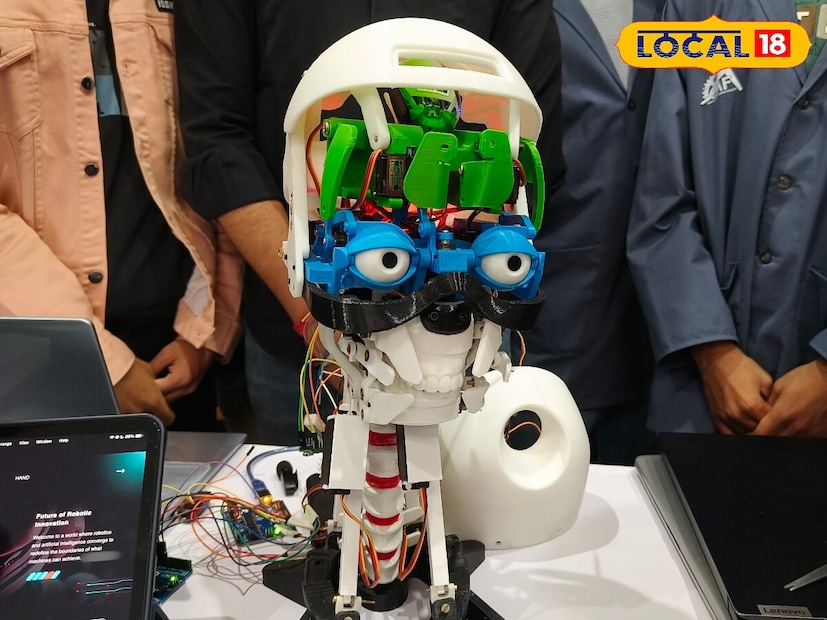 ইন্ডিয়ান ইনস্টিটিউট অফ টেকনোলজি (IIT)-র প্রথম বর্ষের শিক্ষার্থীরা এই ম্যানুফ্যাকচারিং ইনোভেশন শোতে বেশ কয়েকটি অনন্য রোবট প্রদর্শন করেছেন, যা তাঁদের গত কয়েক মাসের কঠোর পরিশ্রমের ফসল। রোবটগুলিকে দেখার জন্য ভিড় জমে গিয়েছিল প্রদর্শনীতে। এই শো-তে উপস্থিত সকলেই পড়ুয়াদের দক্ষতা ও ধৈর্য্যের ভূয়সী প্রশংসা করেন।