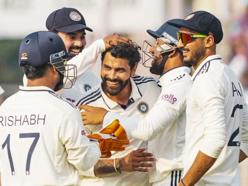 গুয়াহাটি টেস্টে ভারতের সম্ভাব্য প্রথম একাদশ:কেএল রাহুল, যশস্বী জয়সওয়াল, সাই সুদর্শন, ঋষভ পন্থ (ক্যাপ্টেন), ধ্রুব জুরেল, রবীন্দ্র জাদেজা, ওয়াশিংটন সুন্দর, অক্ষর প্যাটেল, নীতিশ কুমার রেড্ডি / কুলদীপ যাদব, বুমরাহ, সিরাজ।