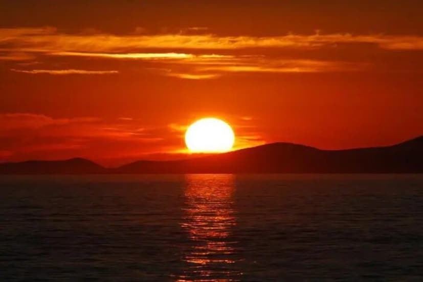 এই ইতিহাসজাপানকে কেন 'উদীয়মান সূর্যের দেশ' বলা হয়? এর উত্তর ভূগোলে নয়, ইতিহাসে রয়েছে। যেহেতু জাপান চীনের পূর্বে অবস্থিত, চীনারা ঐতিহাসিকভাবে এটিকে 'উদীয়মান সূর্যের দেশ' বলে উল্লেখ করত। সুতরাং, জাপানের নাম তার সাংস্কৃতিক পরিচয়কে প্রতিফলিত করে।