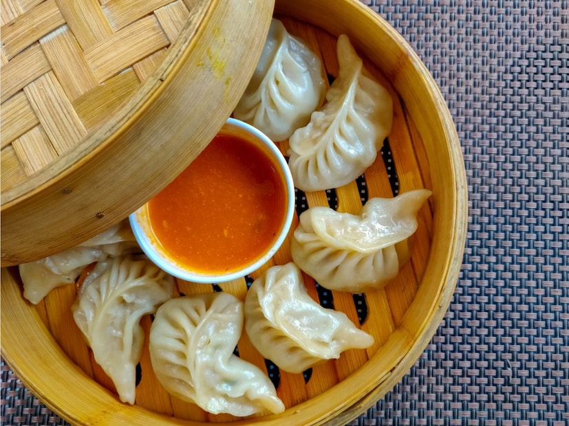 মেট্রো শহরগুলিতে মোমো সবচেয়ে জনপ্রিয় স্ট্রিট ফুডে পরিণত হয়েছে। নেপাল এবং তিব্বত থেকে উদ্ভূত এই খাবার বর্তমানে দিল্লি, মুম্বই এবং কলকাতার মতো শহরে দৈনন্দিন জীবনের একটি অংশ হয়ে উঠেছে। ভাপা, ভাজা, আচারি, আফগানি, তন্দুরি, বা পেরি-পেরি, এর বৈচিত্র্য এতটাই অসংখ্য যে অনেকেই এটিকে একটি নিত্যদিনের অভ্যাসে পরিণত করে দিয়েছেন। কিন্তু প্রতিদিন মোমো খাওয়া কি উচিত? বিশেষজ্ঞরা গুরুতর সতর্কতা জারি করেছেন।