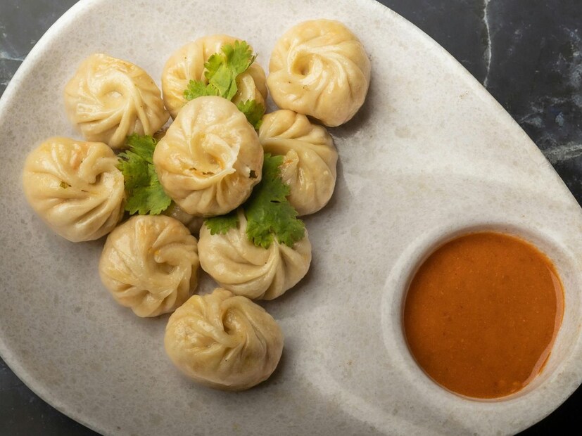  মোমোতে প্রচুর পরিমাণে পরিশোধিত কার্বোহাইড্রেট থাকে, যা রক্তে শর্করার মাত্রা দ্রুত বৃদ্ধি এবং হ্রাস করতে পারে। ডাঃ কালিয়া ব্যাখ্যা করেন যে এই ধরনের অভ্যাস ইনসুলিন সংবেদনশীলতা হ্রাস করতে পারে এবং দীর্ঘমেয়াদে ওজন এবং চিনির ভারসাম্যহীনতার দিকে পরিচালিত করে। এই কারণেই ডায়াবেটিস রোগীদের সীমিত পরিমাণে মোমো খাওয়ার পরামর্শ দেওয়া হয়।